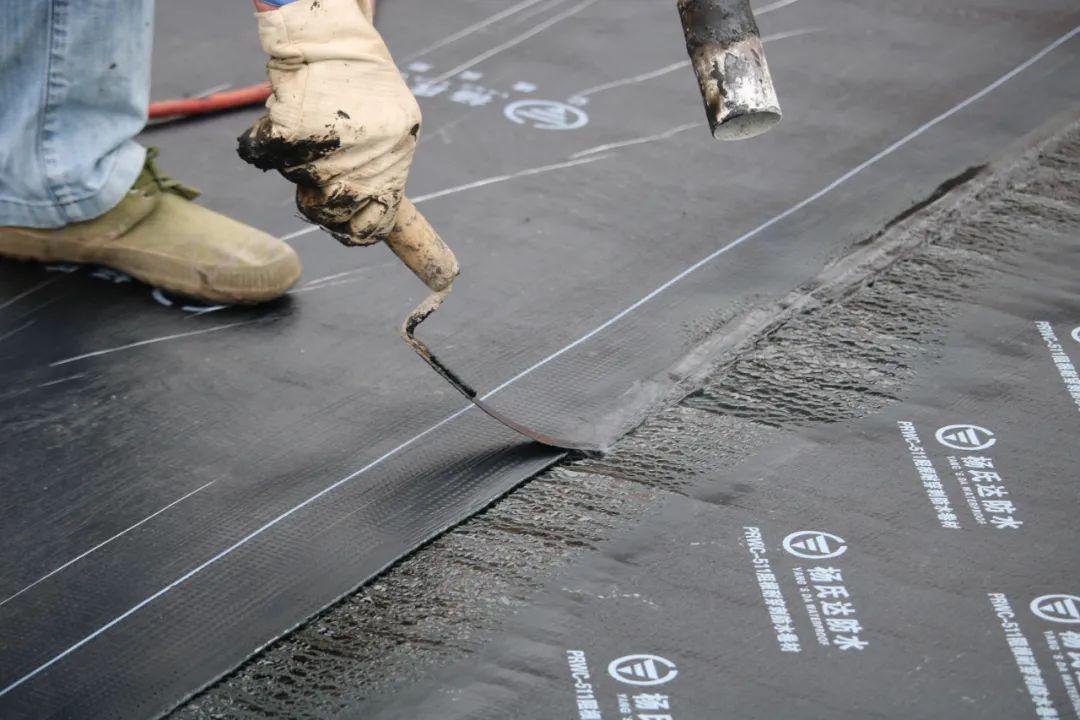 搭接边处理在收头密封的部分,为了充分杜绝屋面死角出现渗水漏水的