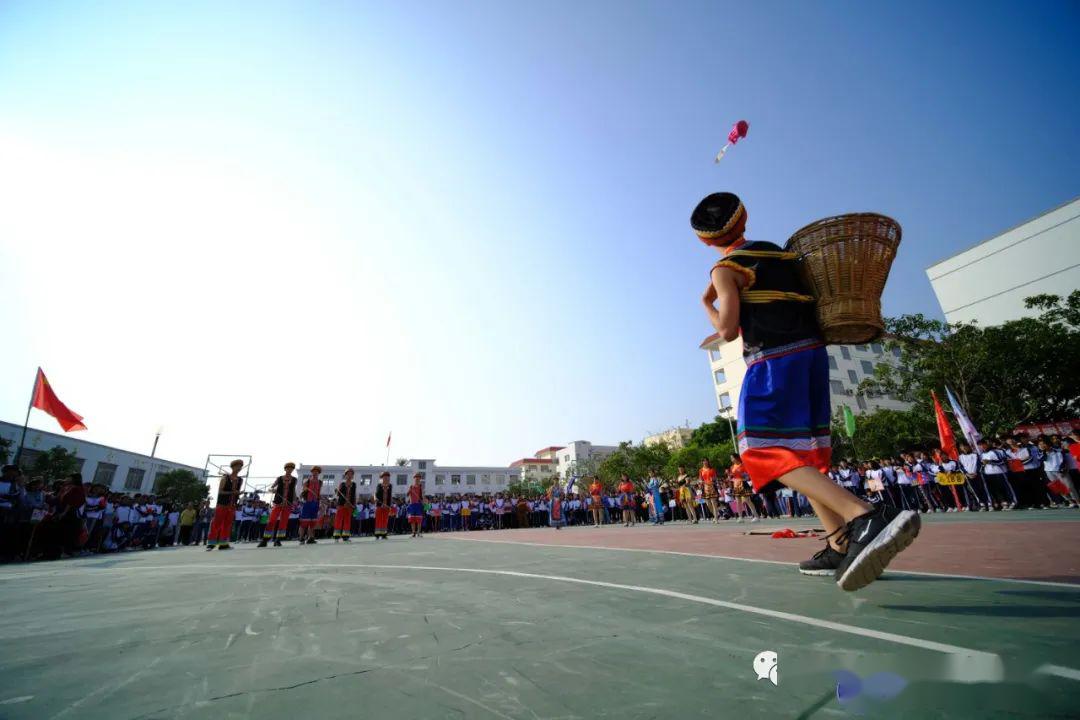 抛绣球是广西壮族人民最为流行和喜爱的的民族传统体育项目之一.