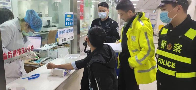 民警将酒驾男子带至县医院进行抽血化验.目前,案件正在进一步处理中.