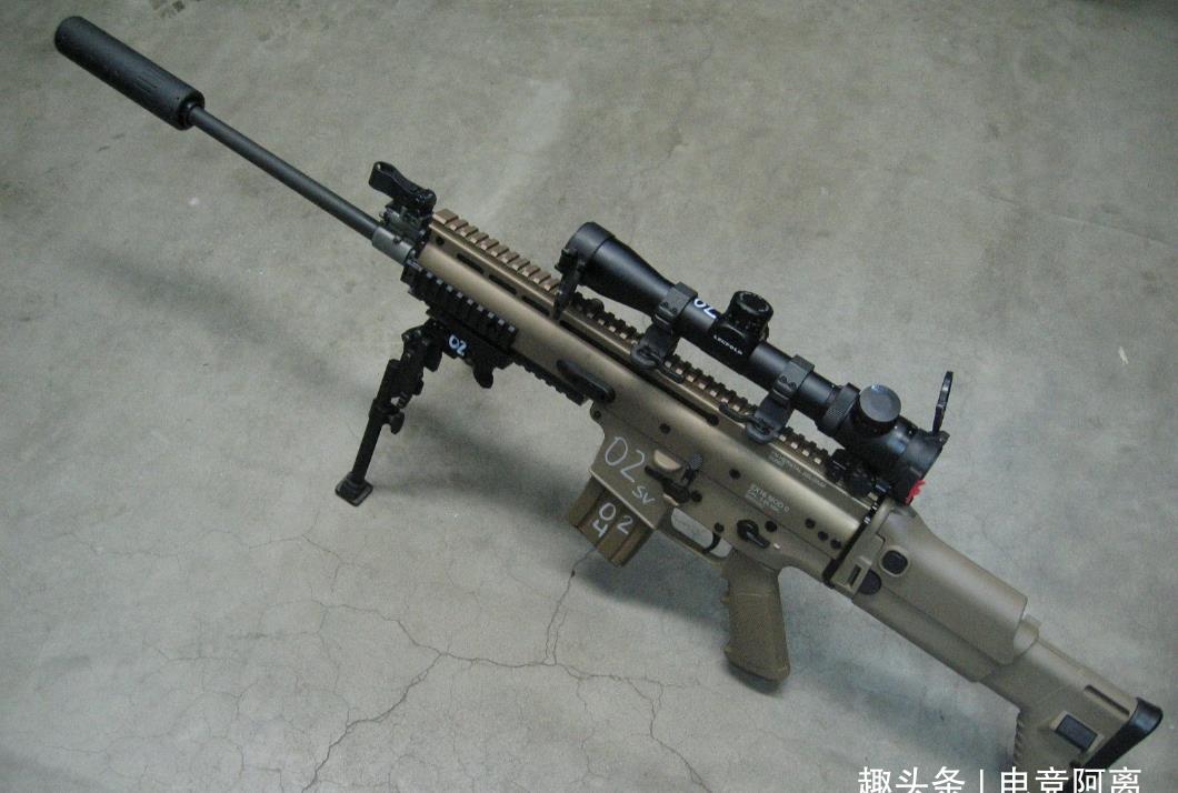 沙漠地图刚开放那会,在一次四排中队友都凉凉后,用消音ump9吃鸡的场面