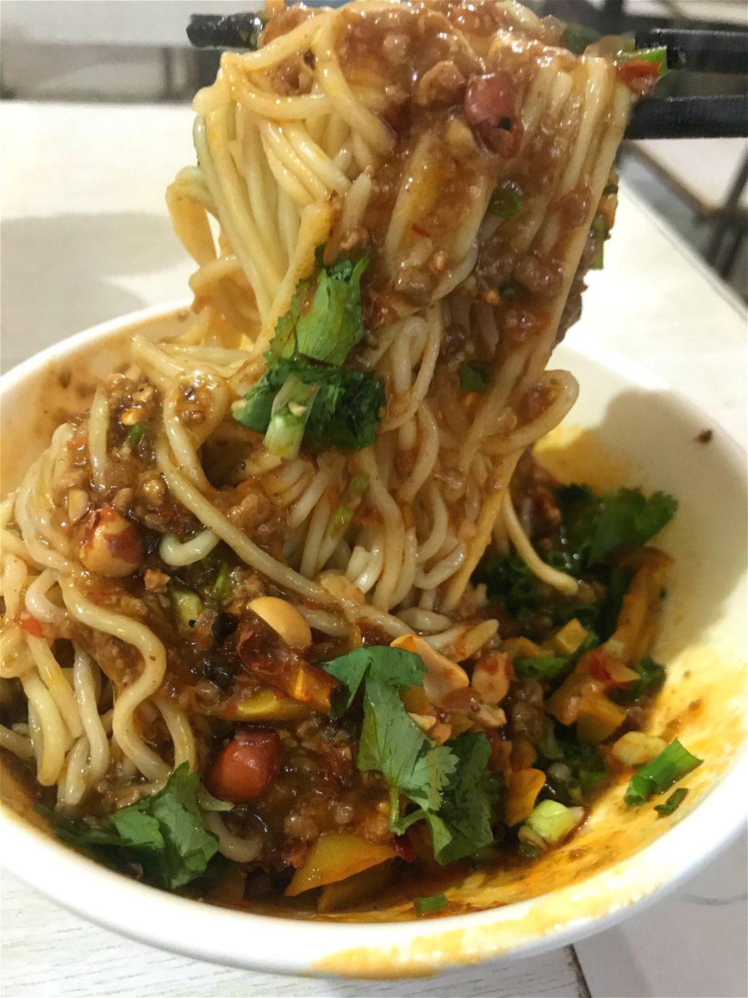 铜陵美食头条0327一口气一碗万州炸酱面满满的酱料覆盖在面上好满足