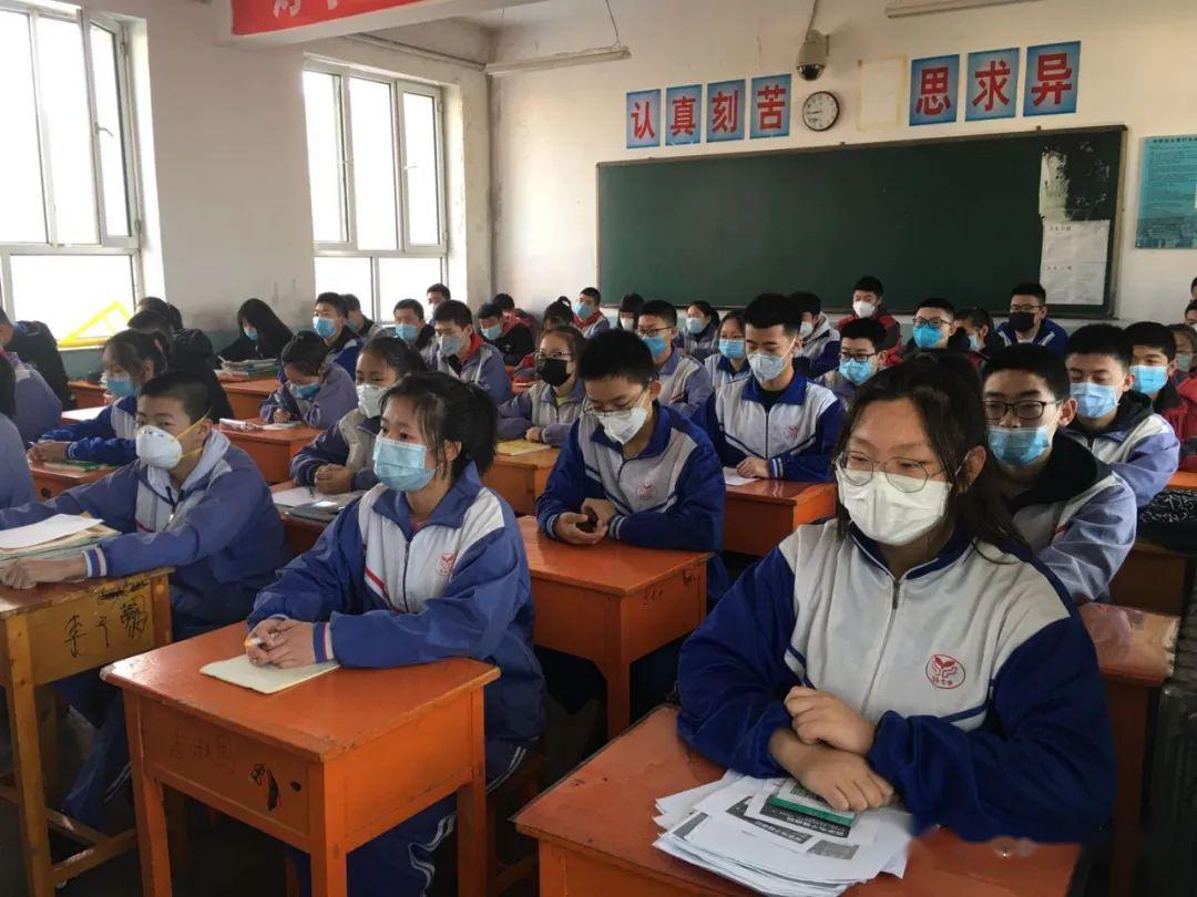 包七中开展疫情防控入校模拟演练及初三年级安全教育会议