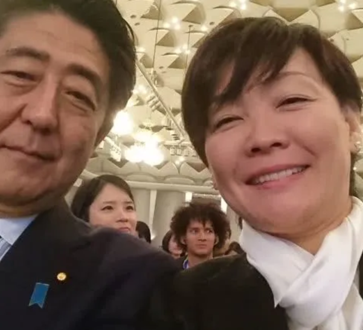 日本首相夫人又坑夫了和j家男偶像私下組團看櫻花