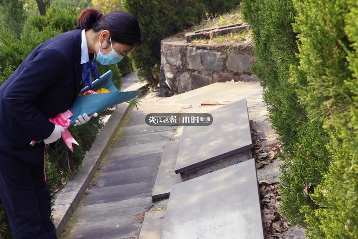 25岁的李晓玉匆匆吃完午饭,赶到杭州滨江美女山公墓,开始为委托人祭扫