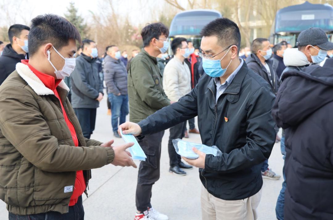 记得静候归期不论春夏的约定吗不远千里我们来了