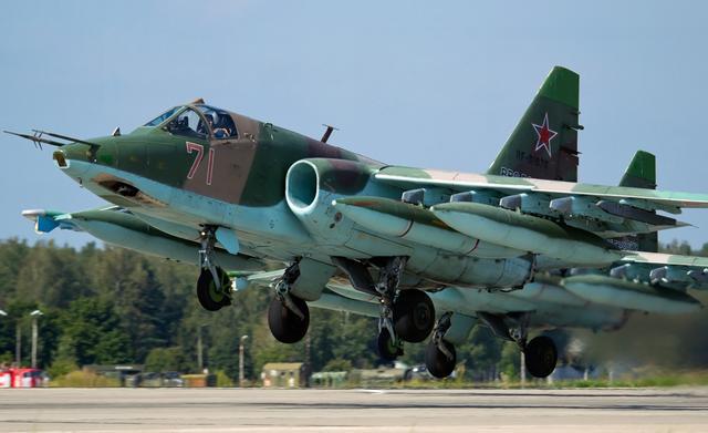 这款俄罗斯飞机不得了,中欧同时都看上眼,飞行员纷纷竖起大拇指_雅克