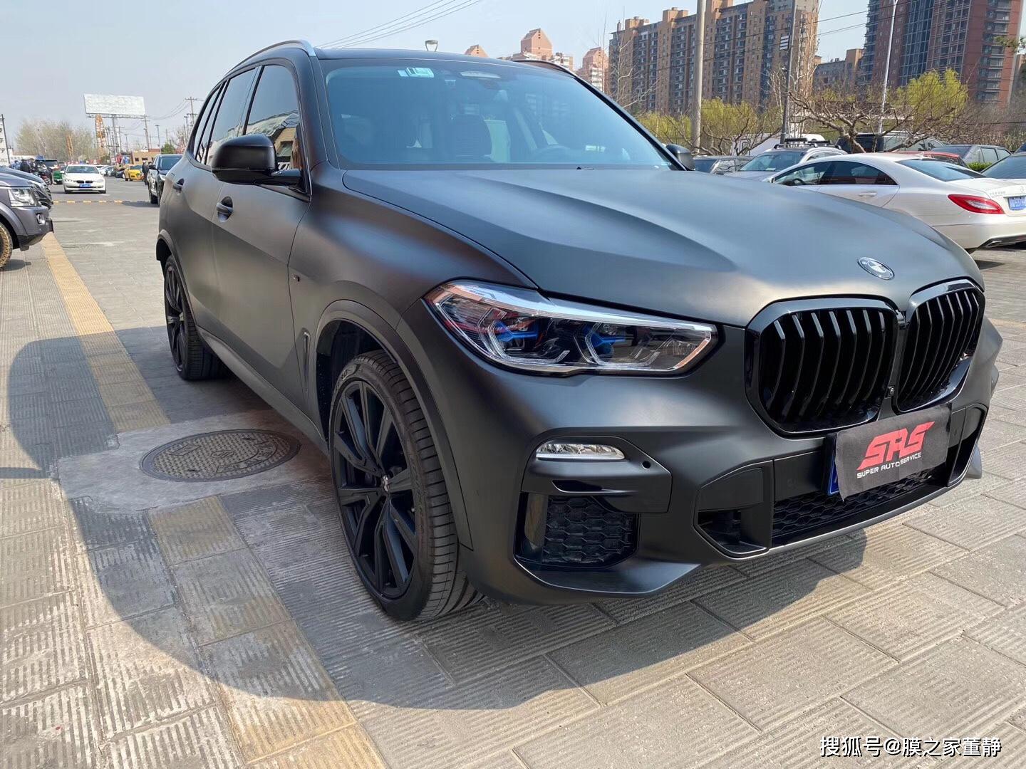 新宝马x5改色超亚黑能很好体现出车身非凡的质感