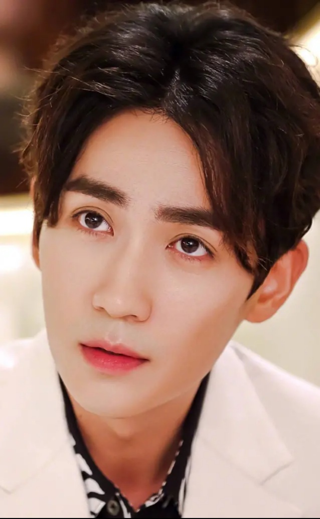 宝藏男孩朱一龙写真,网友:阳光帅气男神