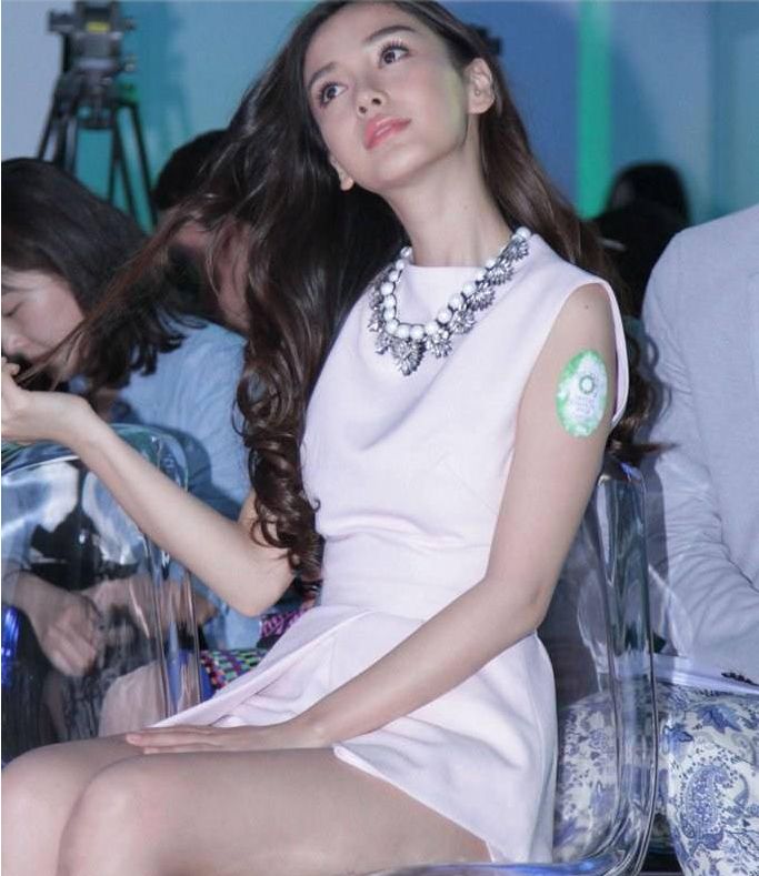 baby现身活动被拍裙子太短手不敢拿开网友敢穿就别遮