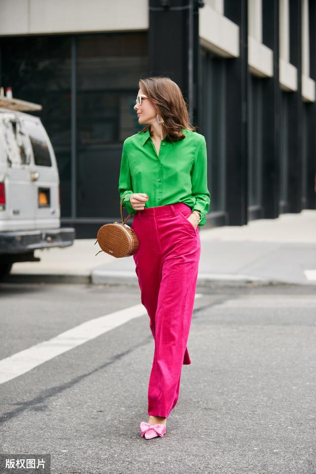 衬衣利落大方,搭配上艳丽的玫红色,高级的撞色时尚