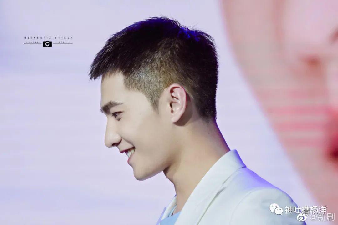 一眼万年的笑眼爱豆是心动啊糟糕的眼神躲不掉对你莫名的心跳杨洋的