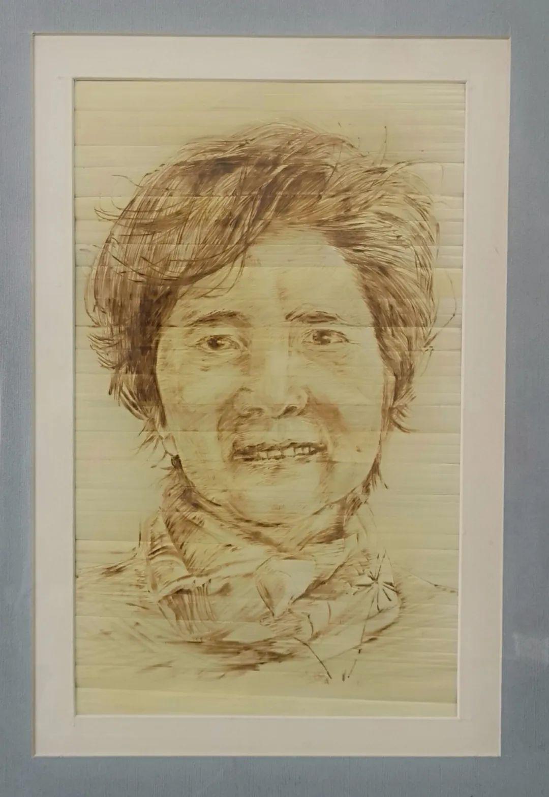 周巷有位小学老师他用烙铁画出了抗疫英雄