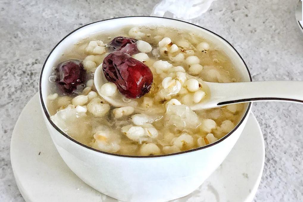 图源小红书@尖角小荷做起来也不复杂,先把薏米,红枣和银耳放入锅里