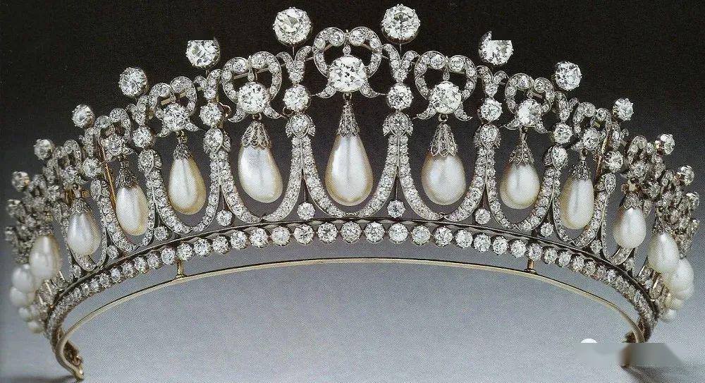 鉴赏英国戴安娜王妃纪念展回顾珍珠王冠与首饰尤其吸睛