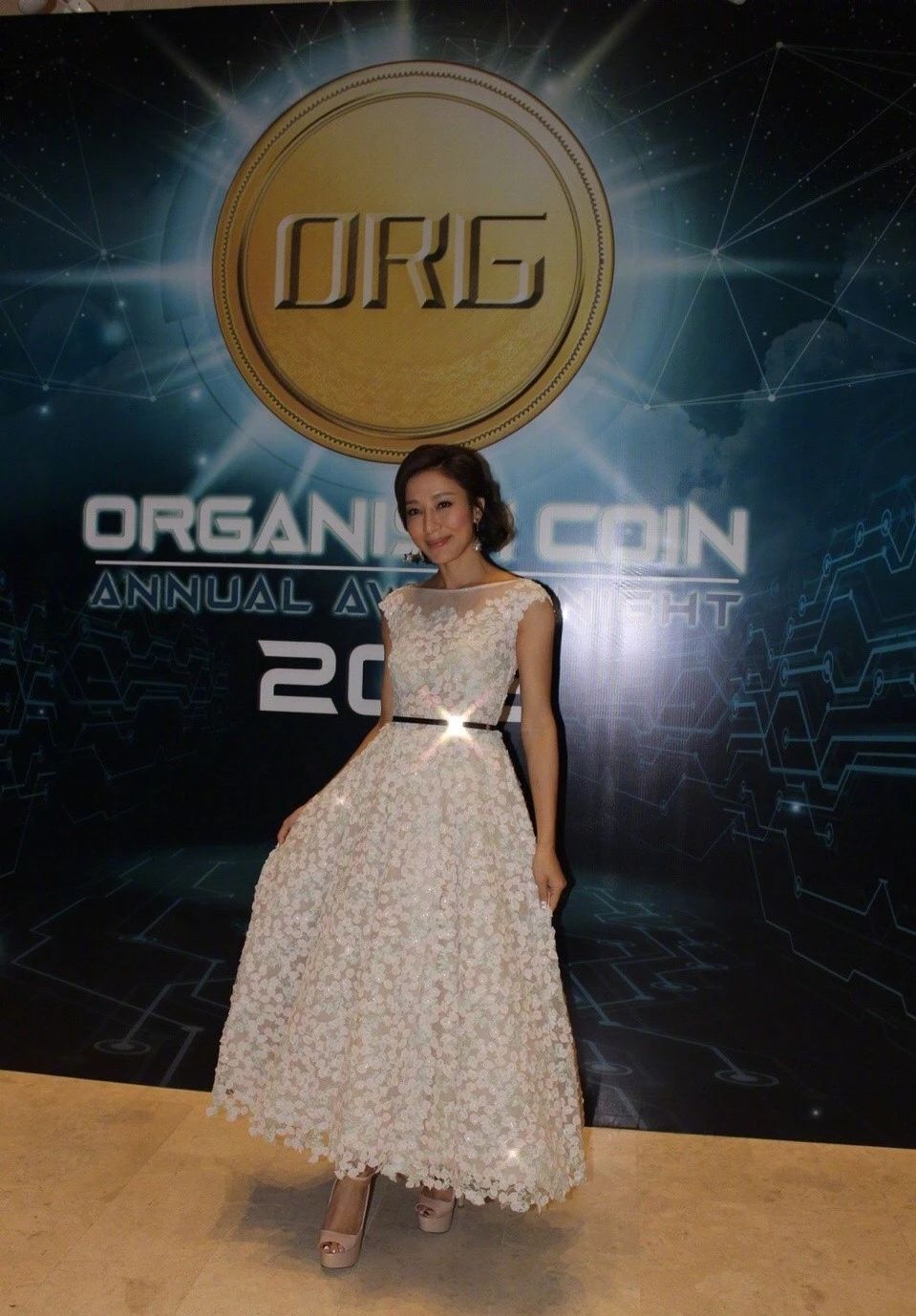 杨怡真会"扮嫩"!一袭裸粉镂空礼服娇嫩性感,尽显婀娜多姿曲线