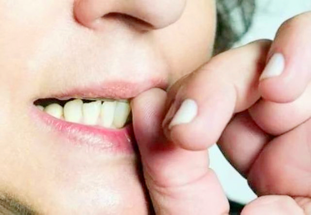 从小爱啃手指的孩子长大难逃这3种结局你家孩子中了吗