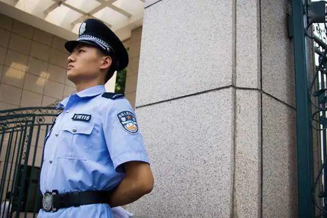 警服换下警校的旧装在锤炼中淬火成钢警校生涯使他们在磨砺中锻造自我