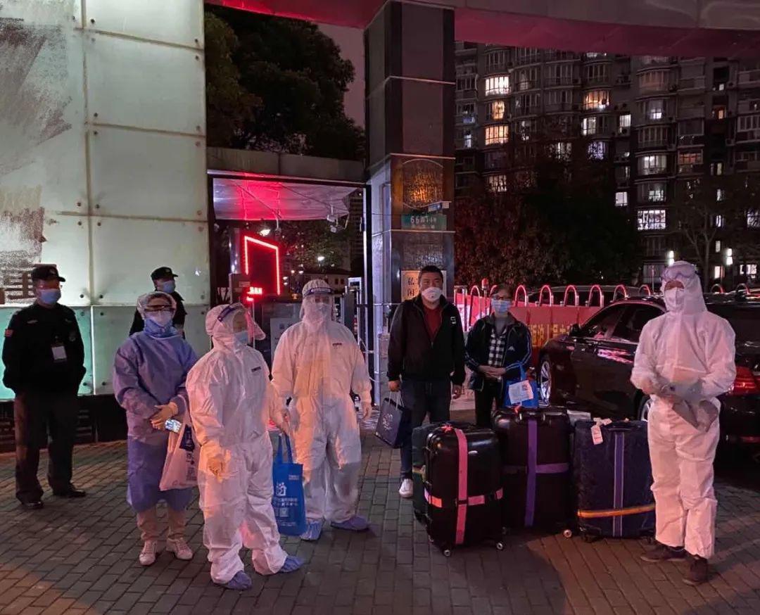 一线战疫隔离病毒不隔离爱守候亲人般守候您