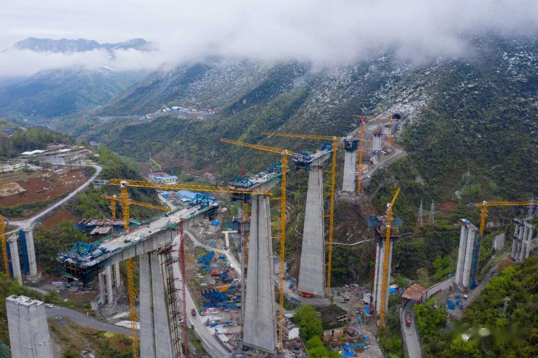 预计大桥合拢时间在2020年10月份目前全桥完成工程总量82%开工建设