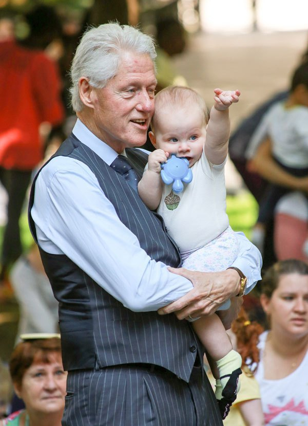 希拉里调侃特朗普让美国成世界第一惨遭指责她对不起一身的荣誉