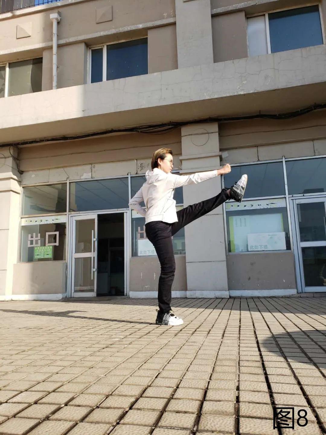 第一段第六动动作:大跃步前穿