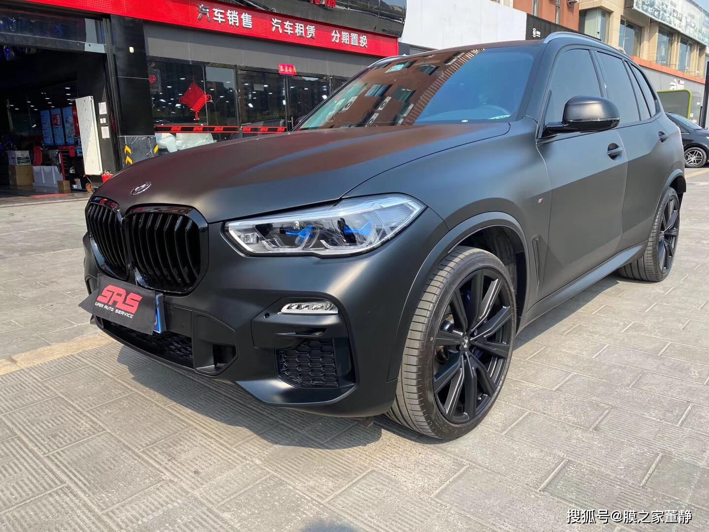 新宝马x5改色超亚黑能很好体现出车身非凡的质感