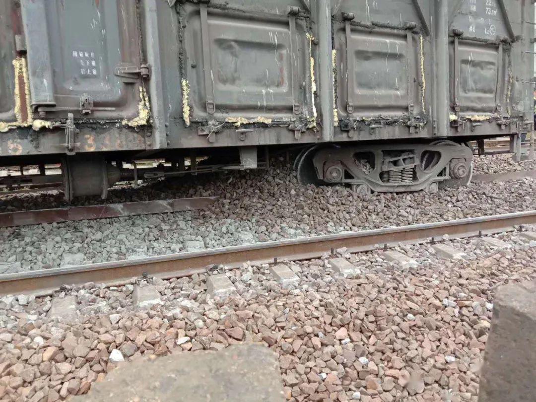 突发永州一大货车把火车4节车厢撞脱轨