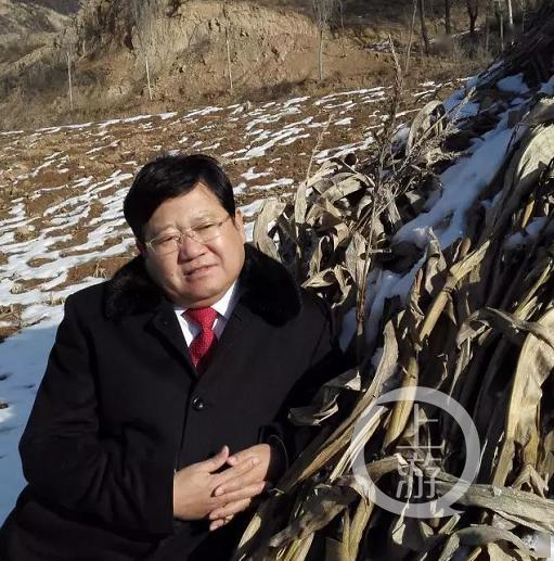 熊抱央视女主持人的网红书记栽了