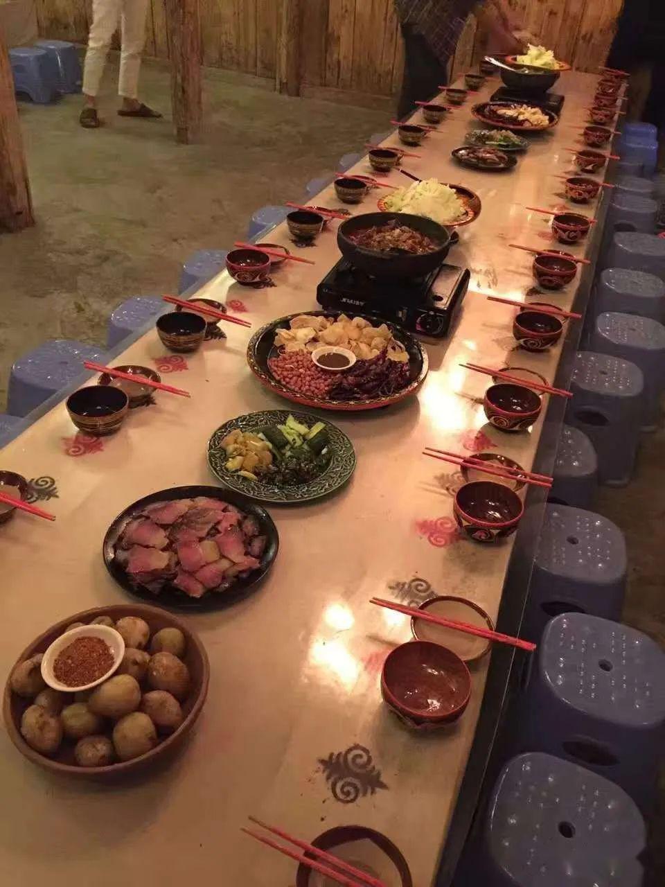逛吃贵州丨贵州少数民族地区的长桌宴是游客不该错过的淳朴民俗
