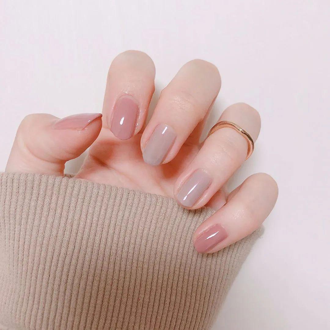 春天想低调不花哨的跳色美甲最耐看了