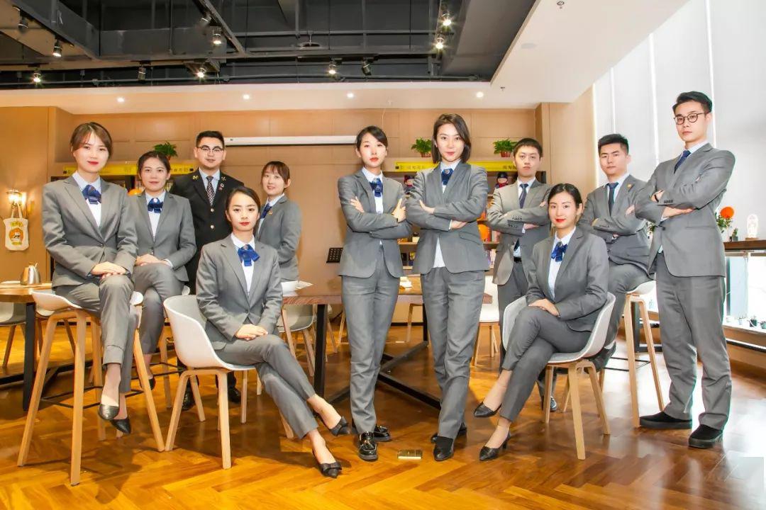 2018年10月,曲江新区政务服务中心成立了金钥匙代办团队,由专业人员