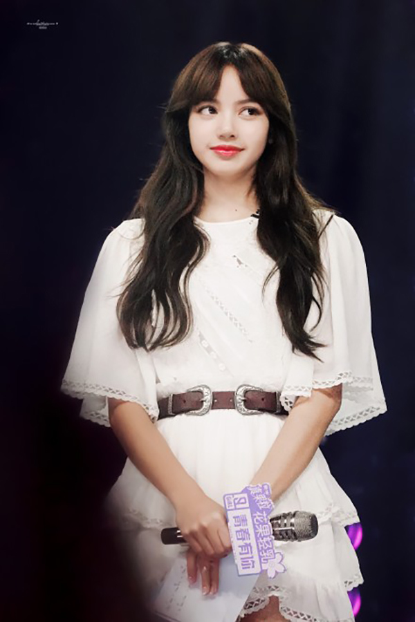 真人间芭比!blackpink成员lisa晒庆生照,红唇黑发美成芭比娃娃