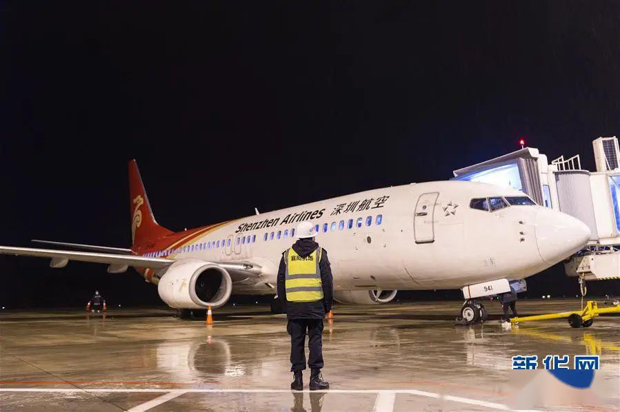 3月29日,在湖北襄阳刘集机场,监护员对飞机进行监护.