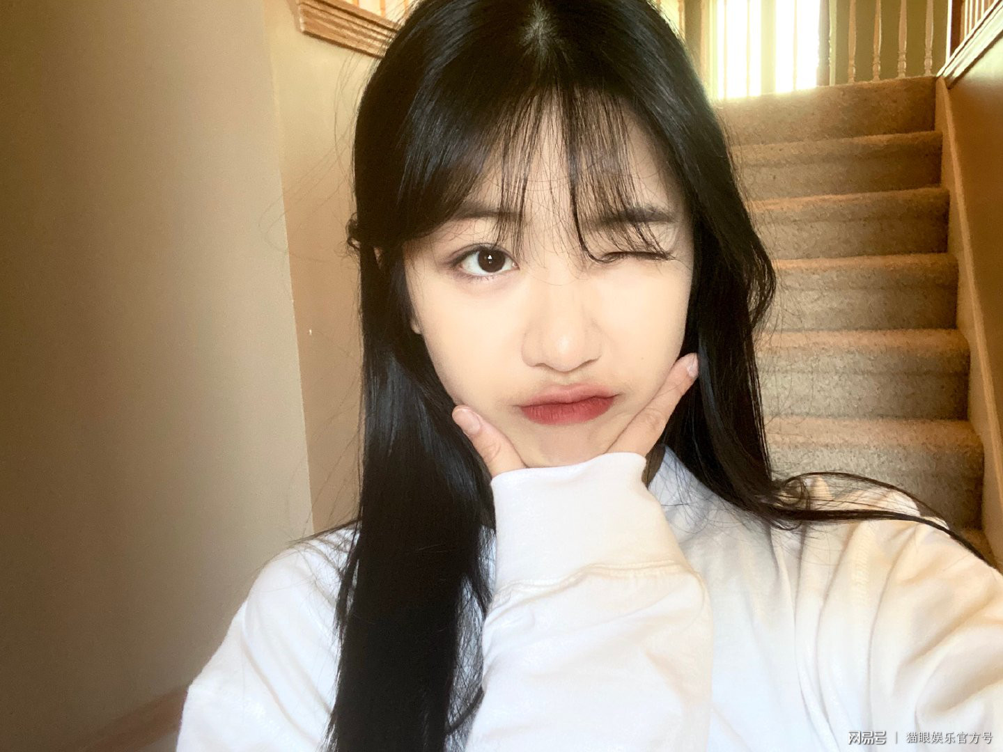 女星拍戏因栈桥断裂落水,被援救时心系他人,上岸后庆幸没戴麦_向涵