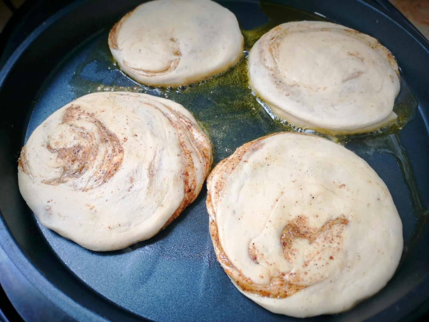 14,刚出锅的核桃饼焦香酥脆,吃起来口齿留香,而且制作非常简单.