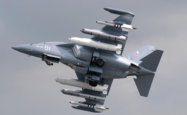 这款俄罗斯飞机不得了,中欧同时都看上眼,飞行员纷纷竖起大拇指_雅克