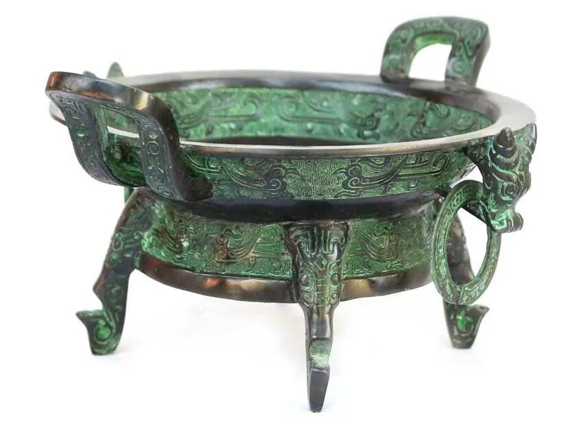 "它的出现,结合了盛器,餐具和炊具等功能.