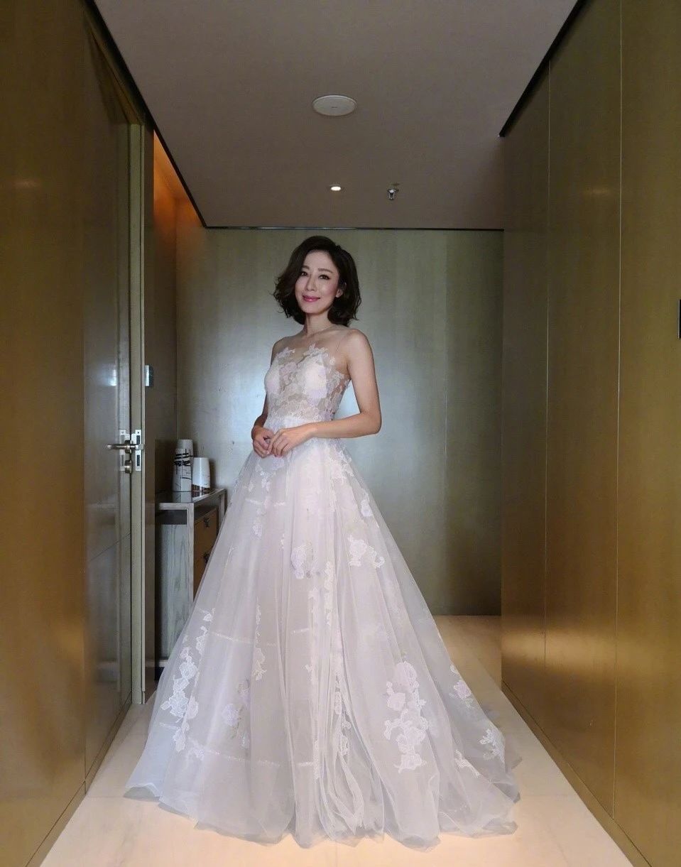 杨怡真会"扮嫩"!一袭裸粉镂空礼服娇嫩性感,尽显婀娜多姿曲线