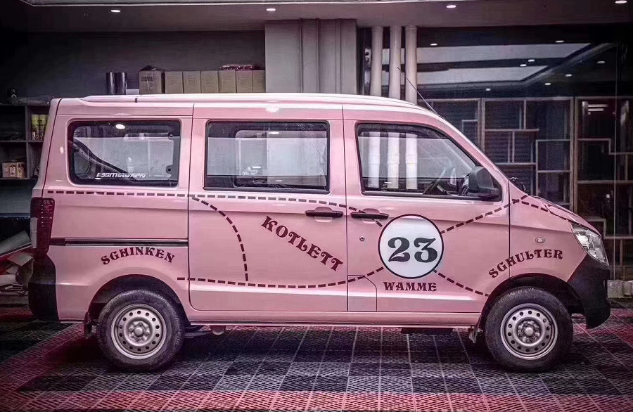 街上最靓的五菱宏光全车用粉猪涂装反光镜还有一个m标志