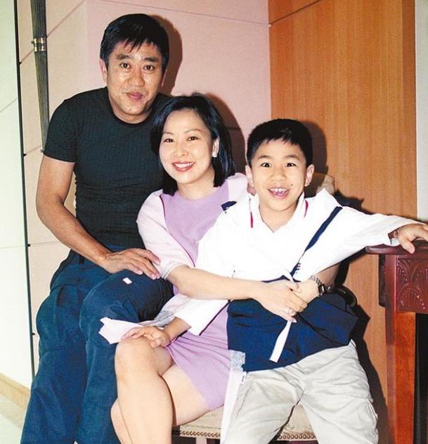 柯受良之子柯有伦宣布太太怀孕,小两口手拿b超照温馨报喜讯_donna