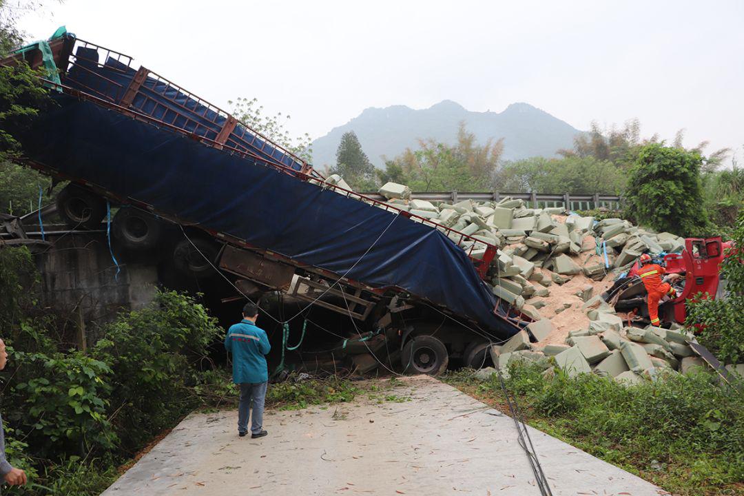 南宁一电动车撞上桥面护栏,人被撞飞坠落桥底!