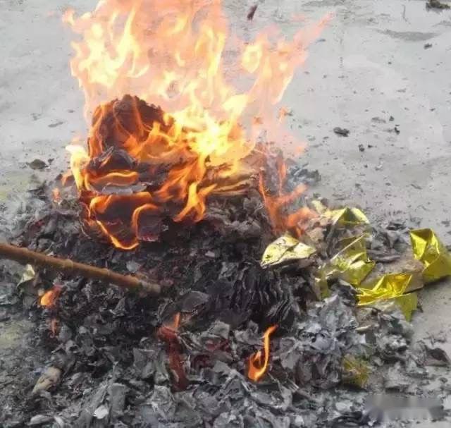 烧纸祈福,咱们不反对,每个人表达美好愿望,美好祝福的方式不一样,咱们