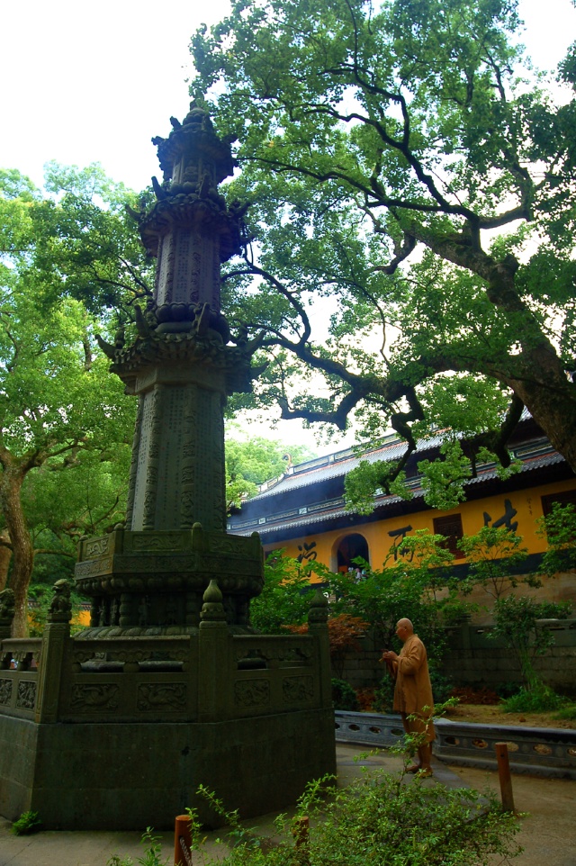 生辉人间宫阙法雨寺精致的寺庙大殿专给福建人供奉的大乘庵法事进行中
