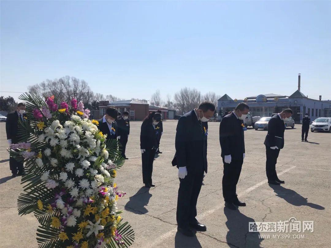 松北殡仪服务中心全体工作人员代替市民祭奠长眠在此的先人.