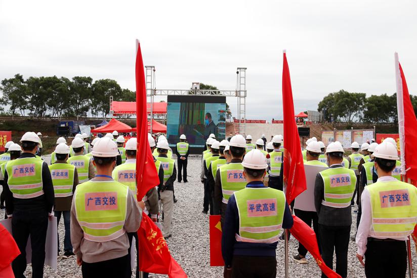 集团公司副总经理施文寅,贵港市副秘书长甘靖康,高投公司总经理谭洪河