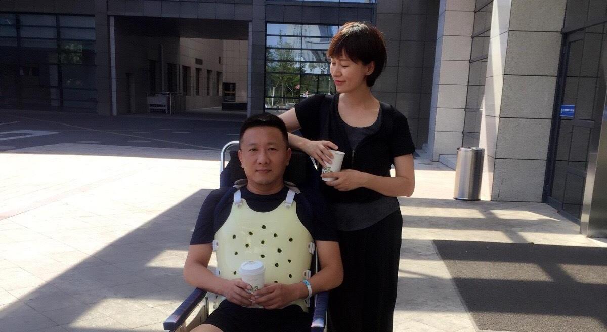 杨雨婷和房子斌结婚也没有办婚礼,只是租了十几平的房子,还买了一块20