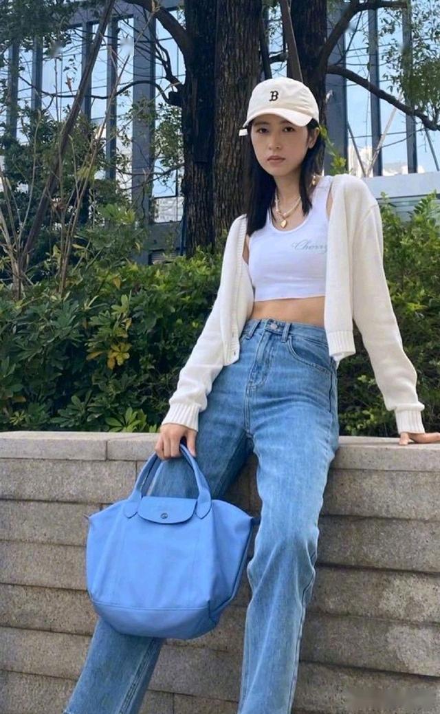 周雨彤很会穿穿短款白色小背心配蓝色牛仔高腰裤