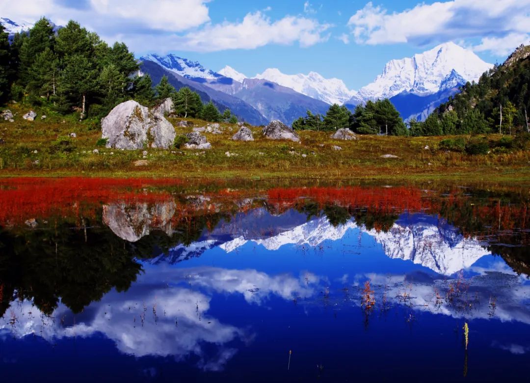 春来了,吉隆沟就像一个头裹银帕,身穿翠裙的姑娘,让人心动不已.