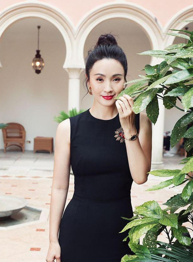 陶虹气质动人黑色套装显瘦又典雅标准的s型身材让网友看傻眼