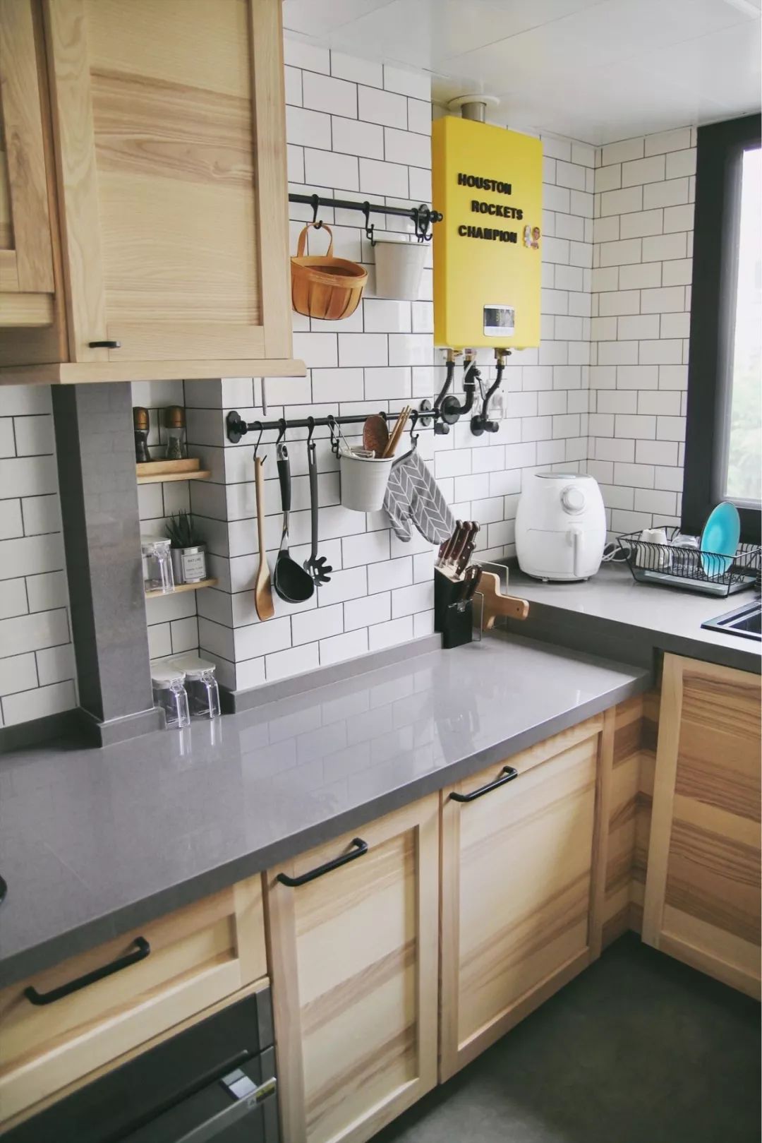 厨房除了橱柜外台面也很关键厨房台面这么装耐用耐脏又耐看